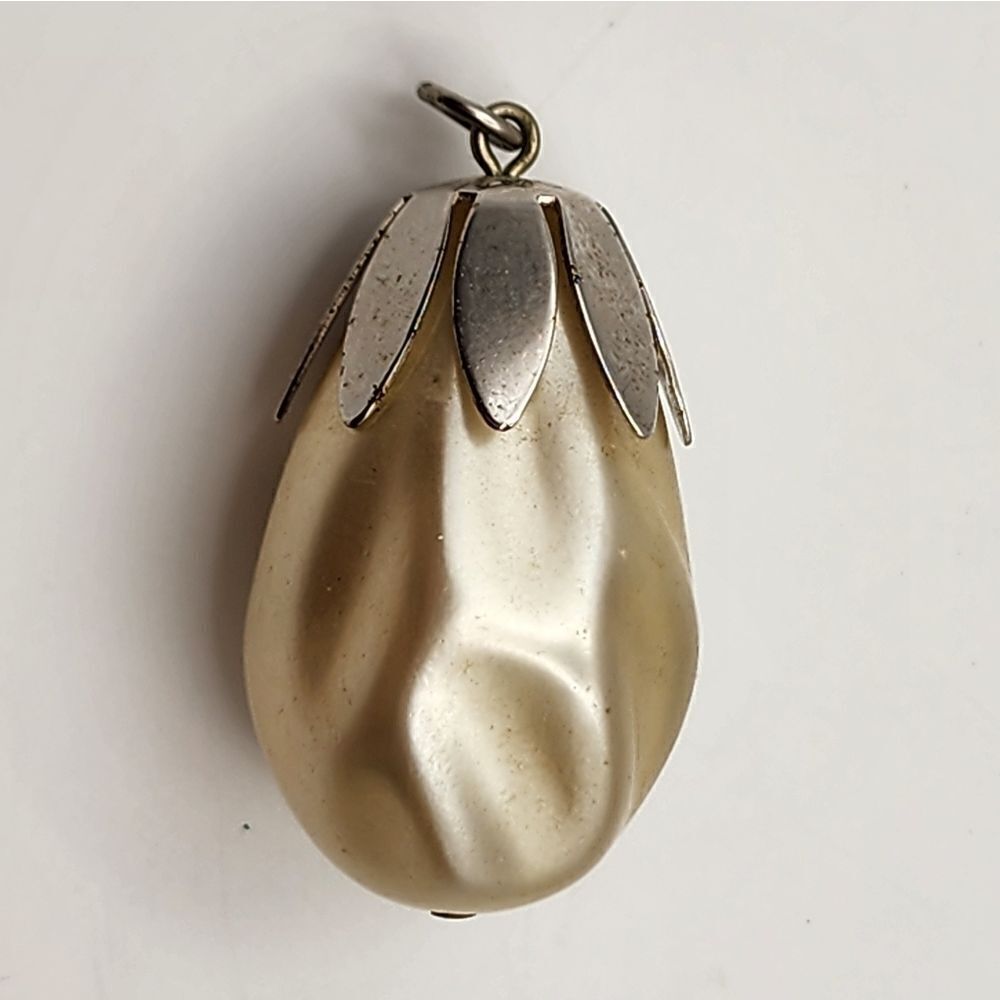 Sarah Coventry Jewelry Vintage Pendent Silver Tone Pearl Color Finish Swearl